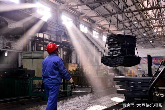 2014年12月24日,十堰工厂热处理车间的发交员正在发交产品